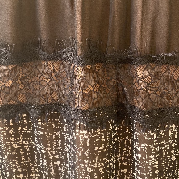 WHBM Fully lined Printed Blouse with Lace Bodice - Picture 2 of 6